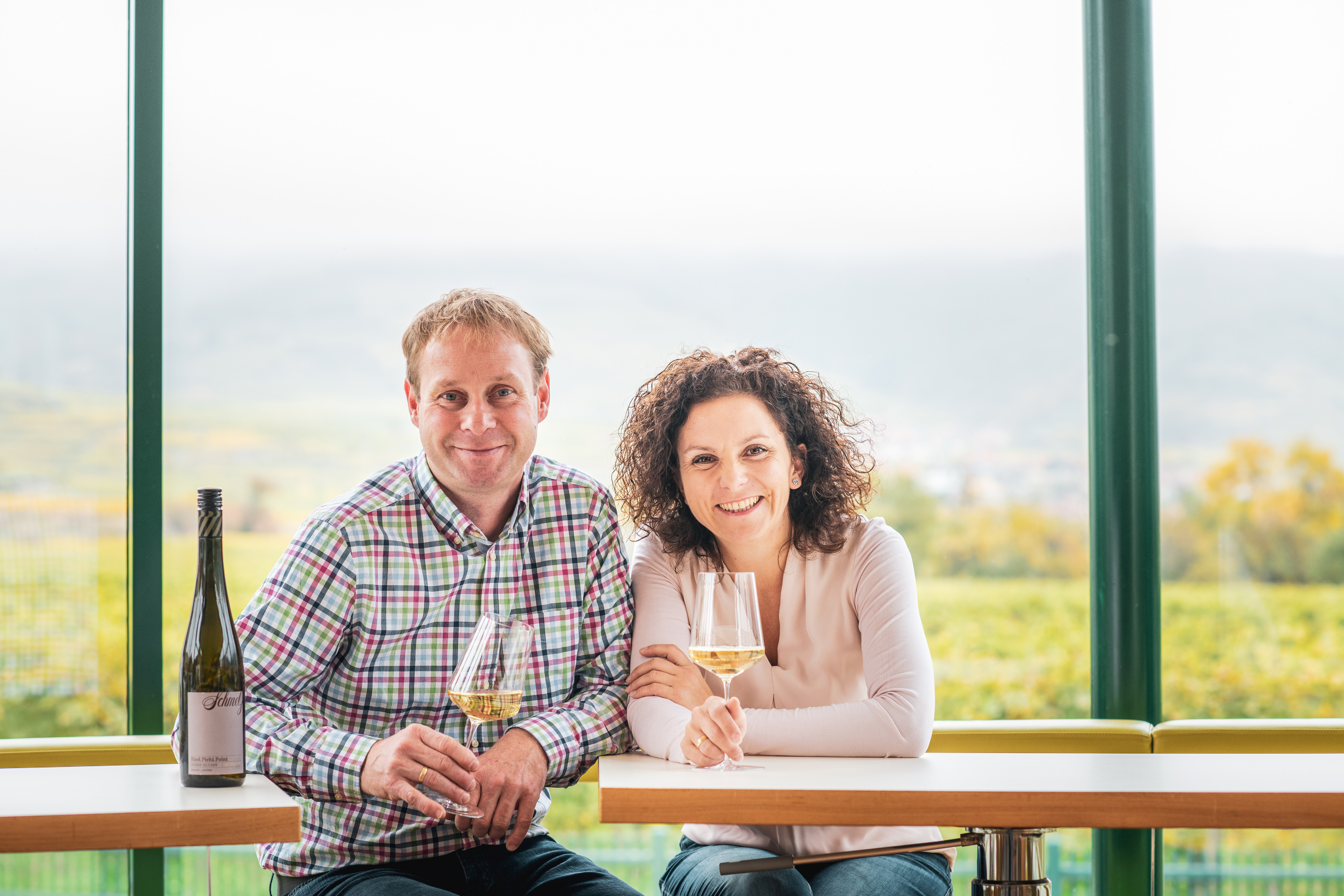 Familie Schmelz mit einem Glas Wein