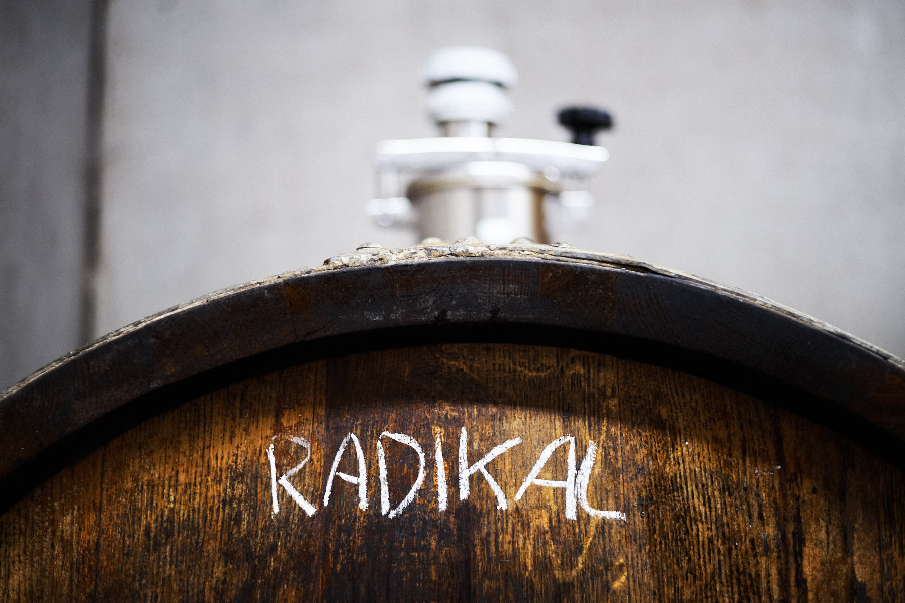Holzfass mit Kreidemarkierung: Radikal