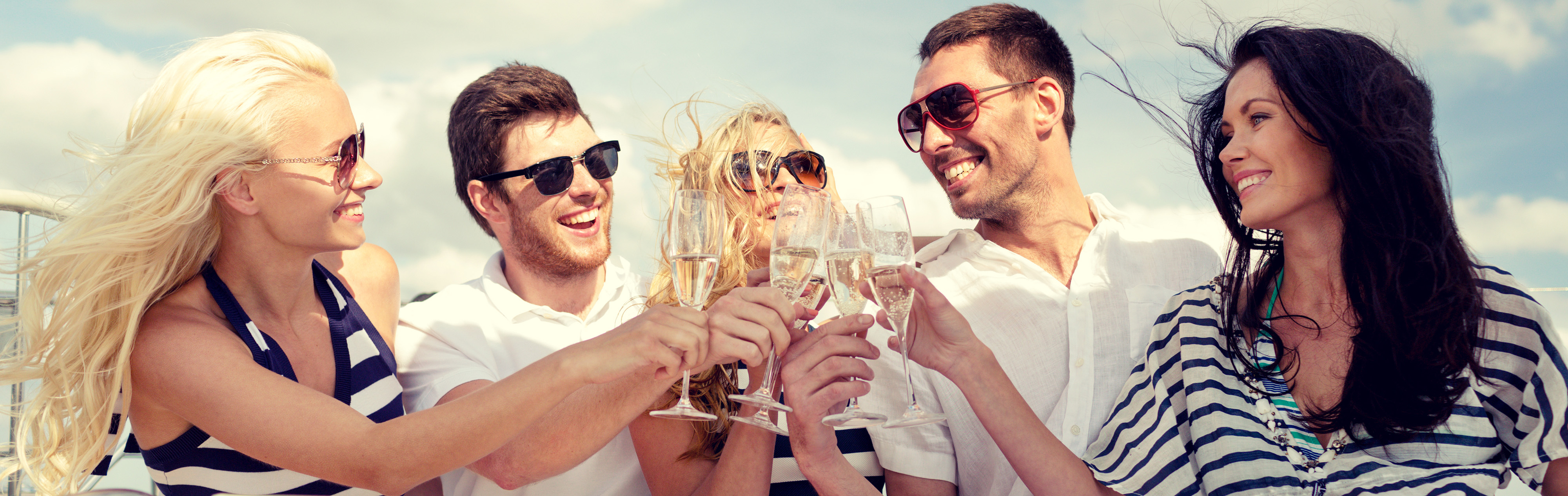 Freunde die mit Champagnergläsern anstoßen