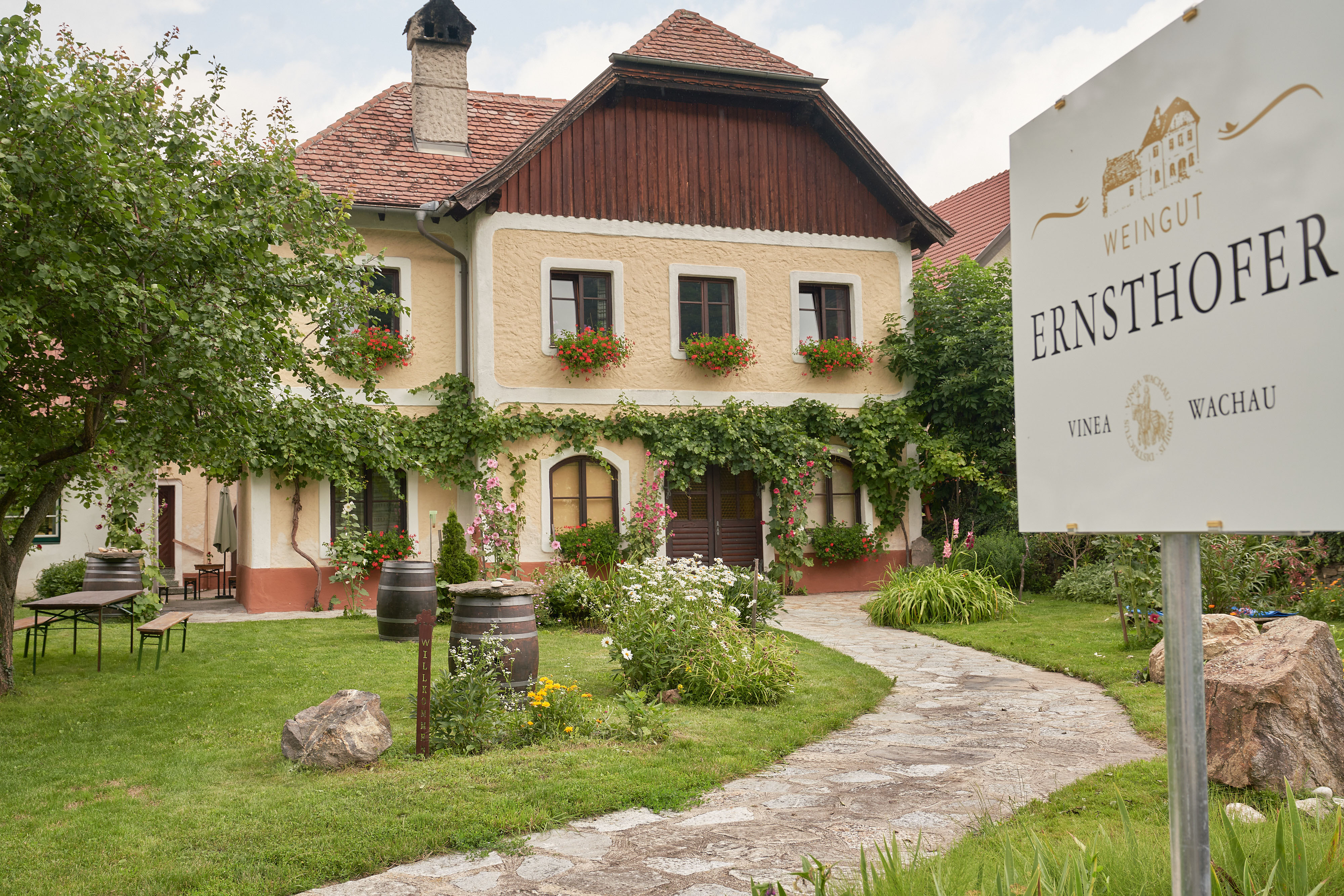 das Gebäude des Weingut Ernsthofer - klassisches, traditionelles schönes Bauernhaus