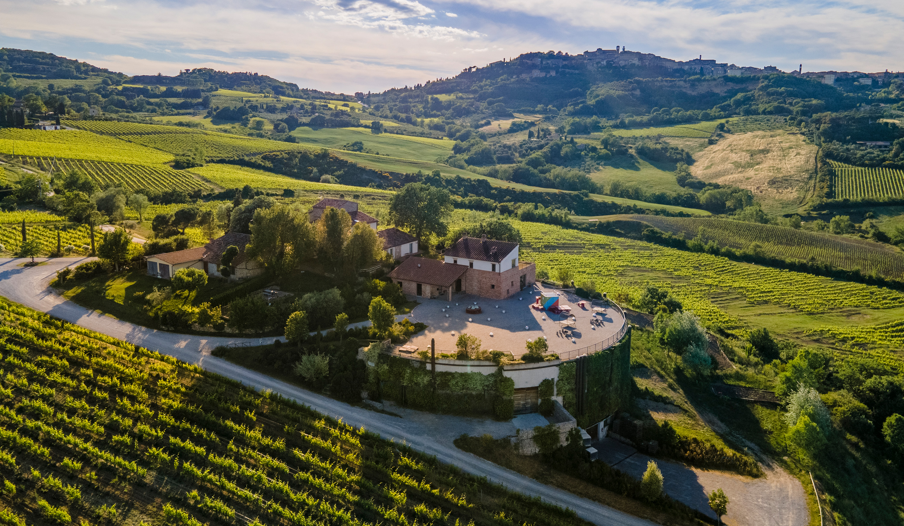 Weingut Salcheto von Oben mit wunderschönem Ausblick auf die Toskana