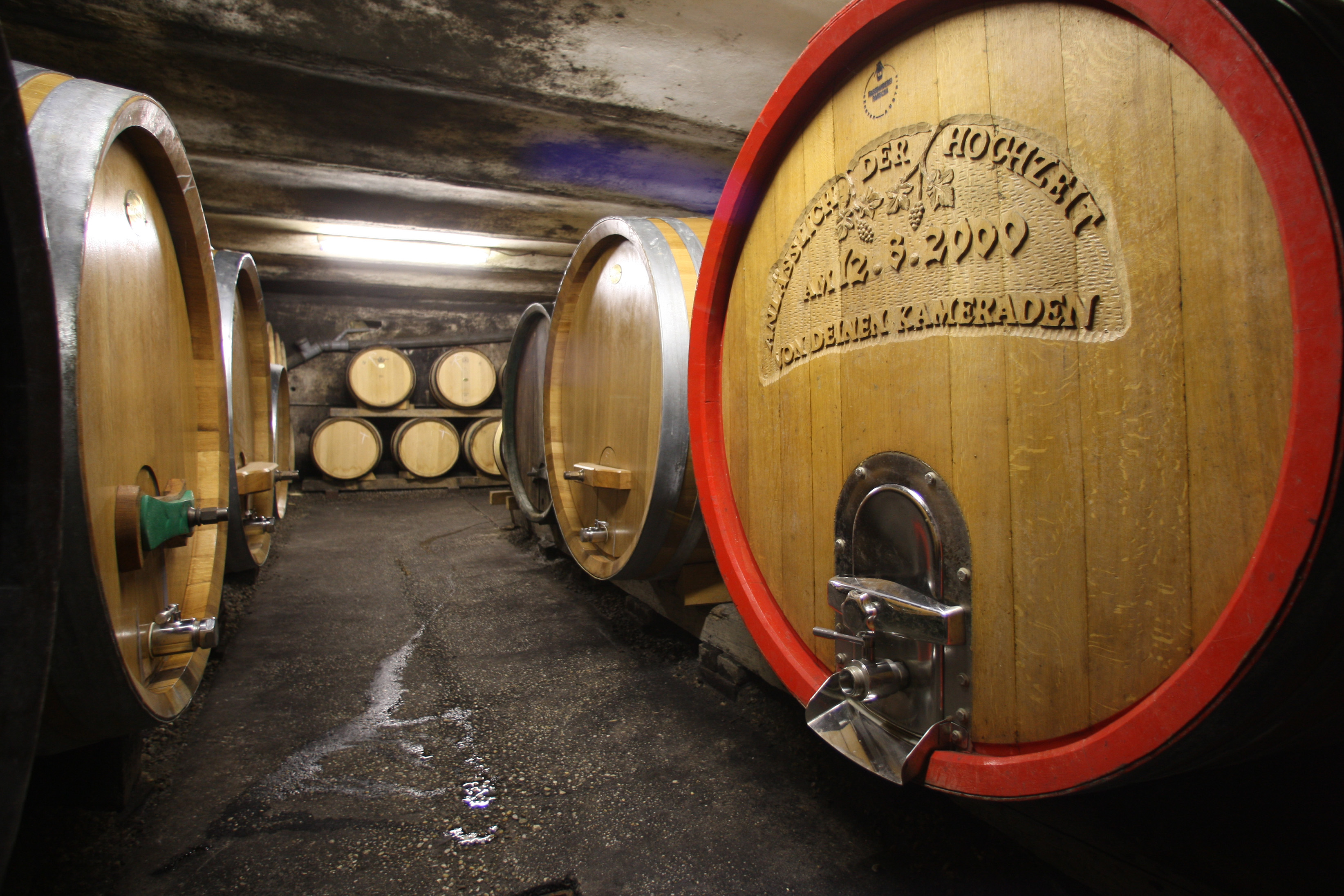 der Weinreifekeller von Heinz Velich mit riesigen Fässern