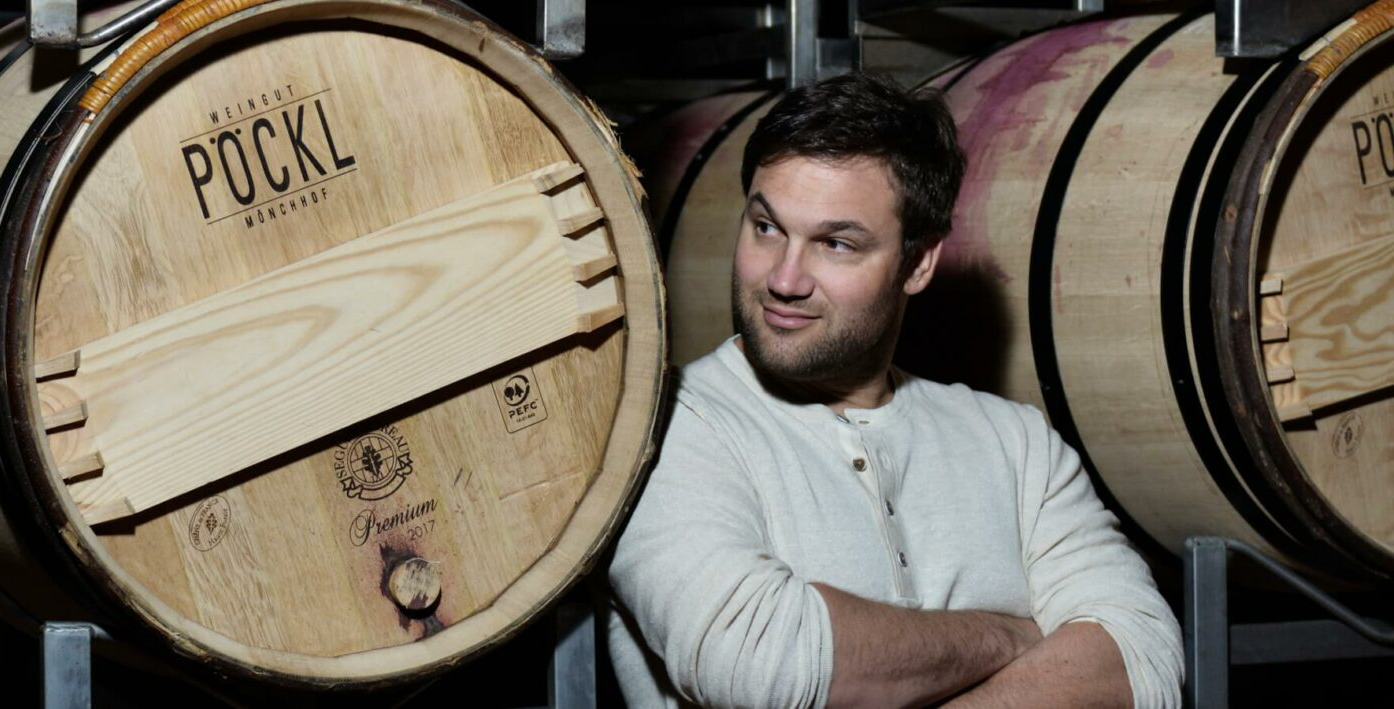 René Pöckl im Weinkeller vor Weinfässer
