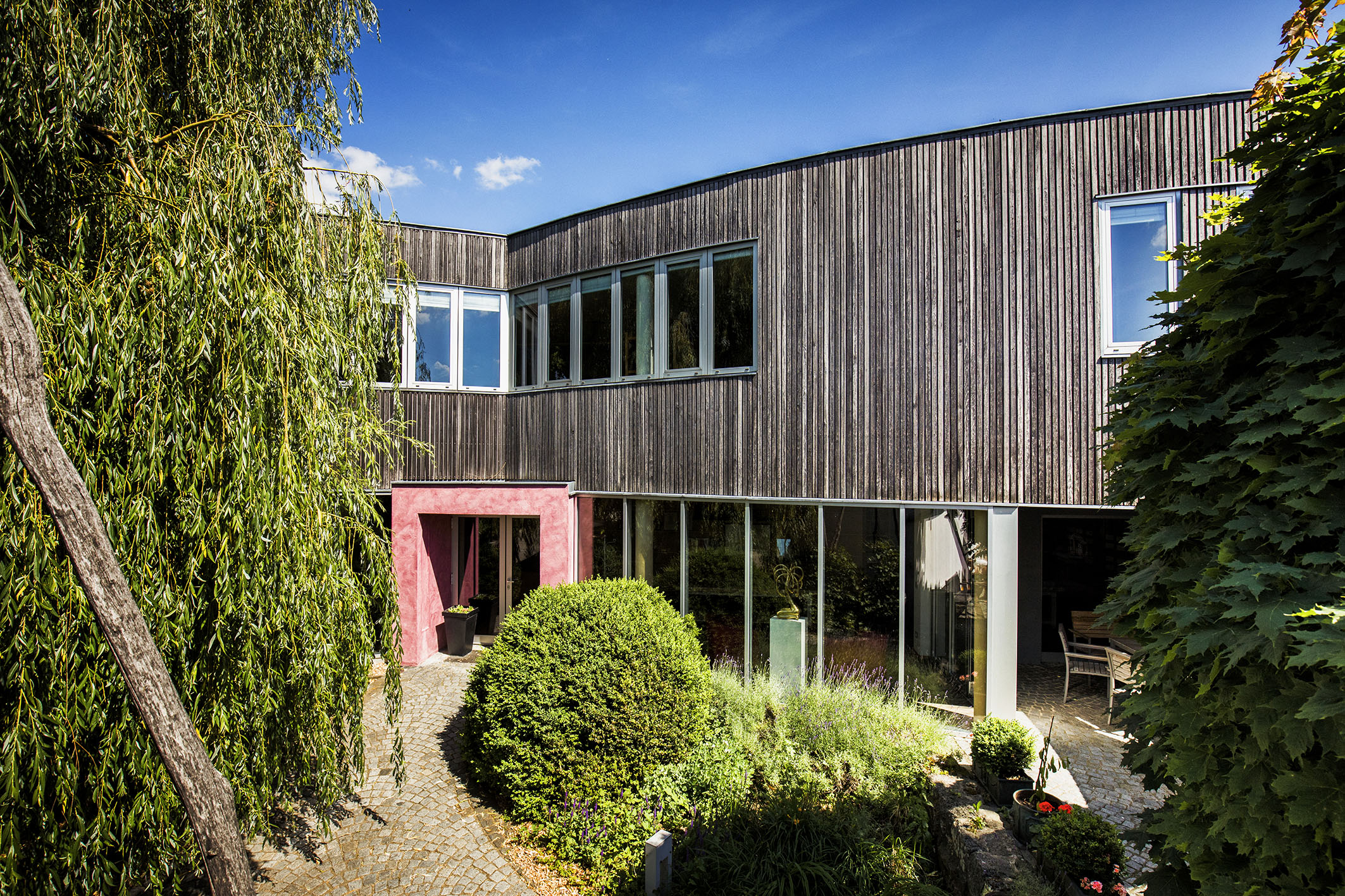 das Hauptgebäude vom Weingut Markowitsch - schlicht, modern, mit viel Holz und Glas
