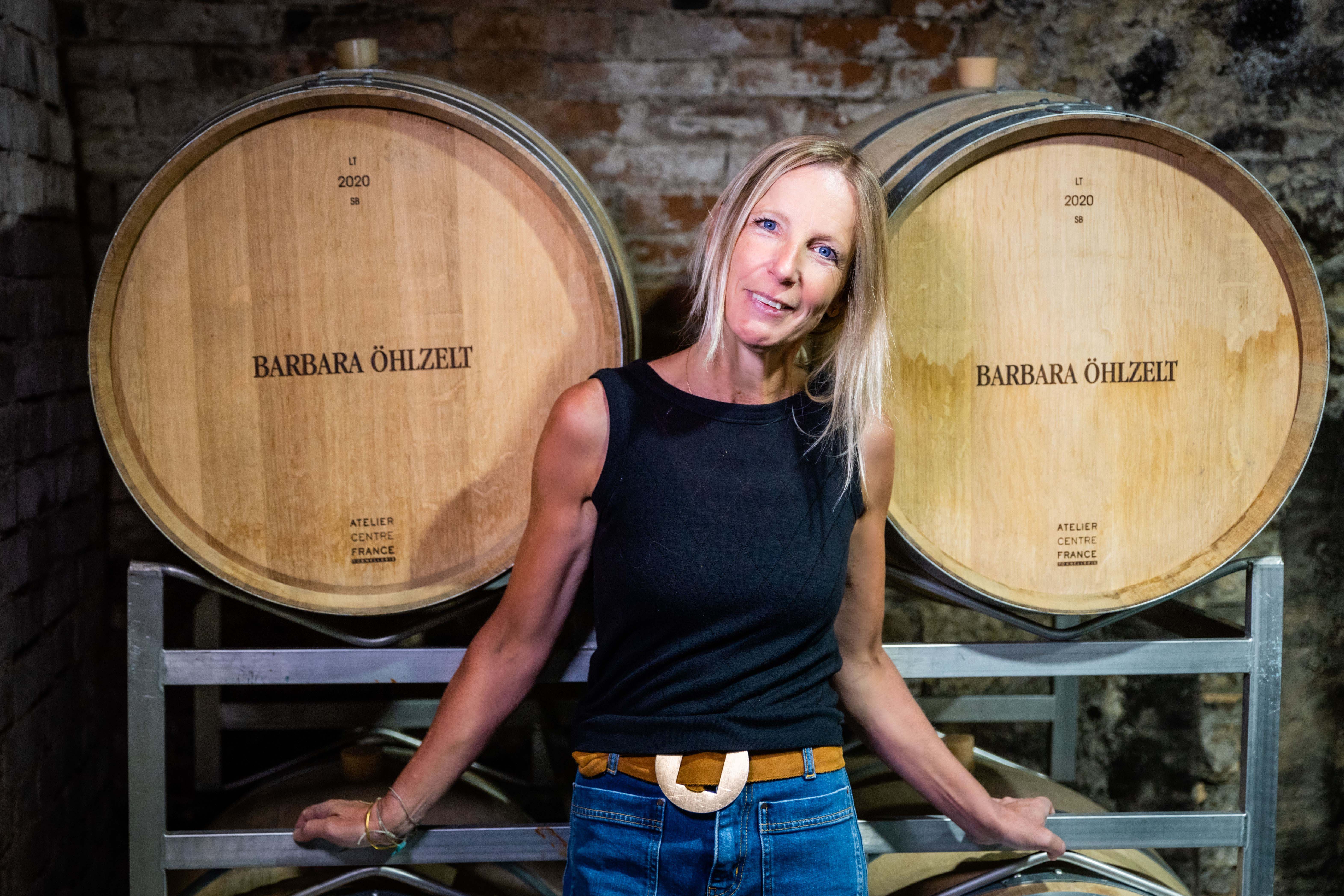 Barbara Öhlzelt vor 2 Weinfässern