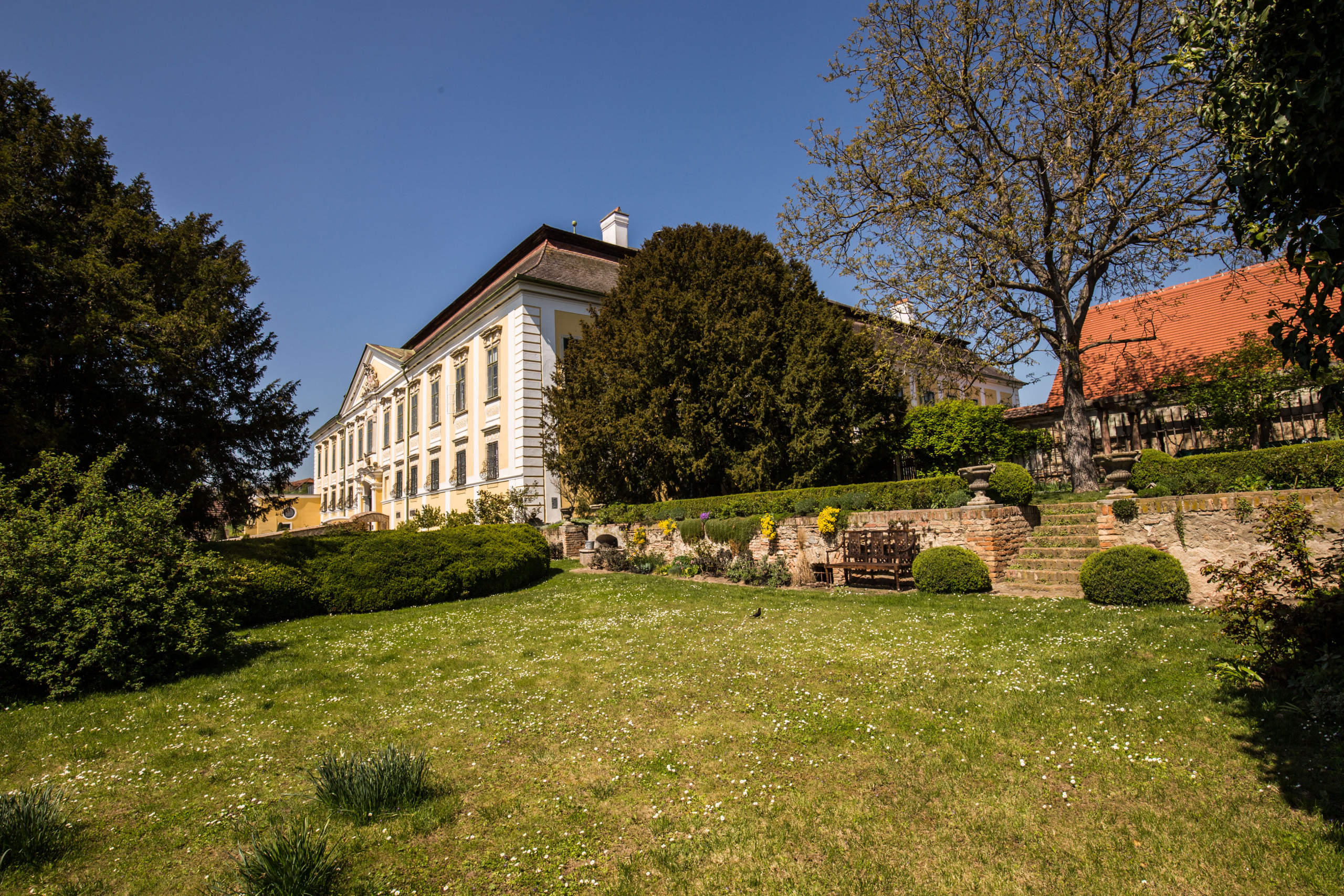 Blick auf das Schloss Gobelsburg mit Garten im Vordergrund