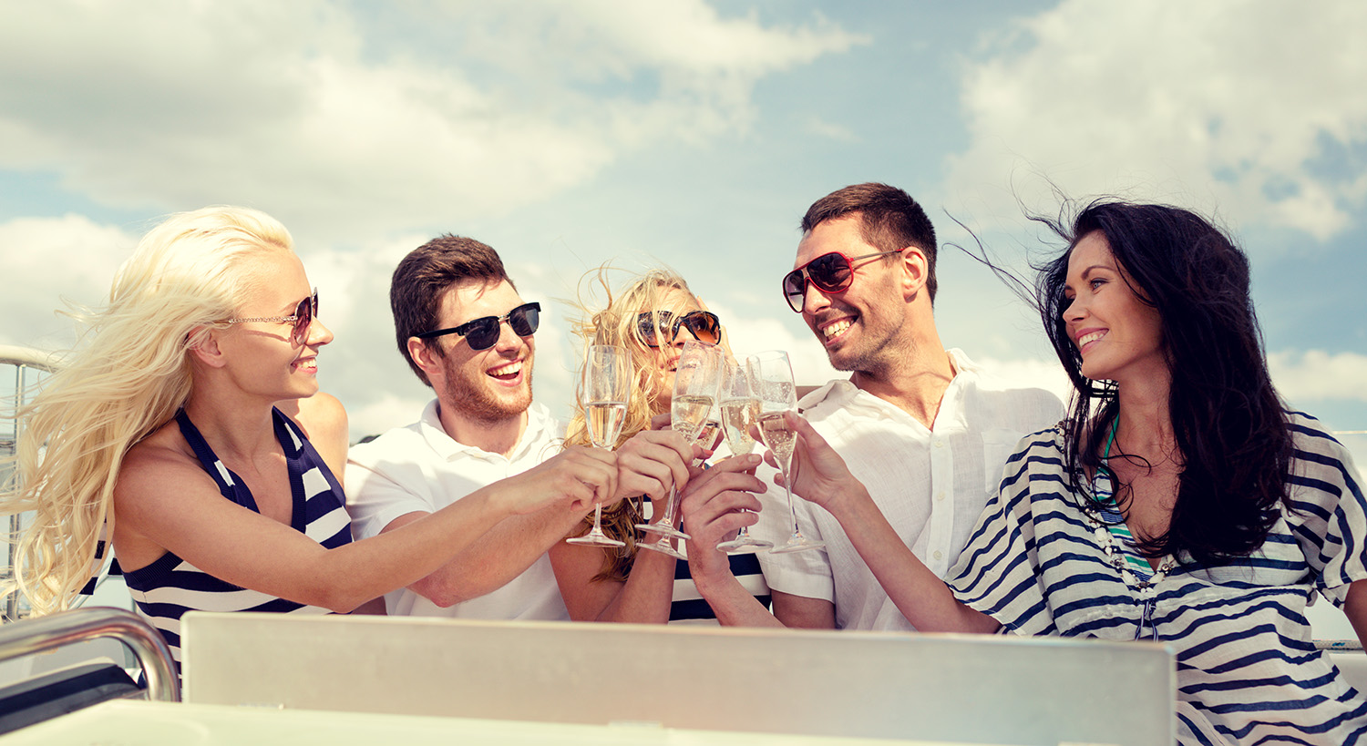 Freunde die mit Champagnergläsern anstoßen