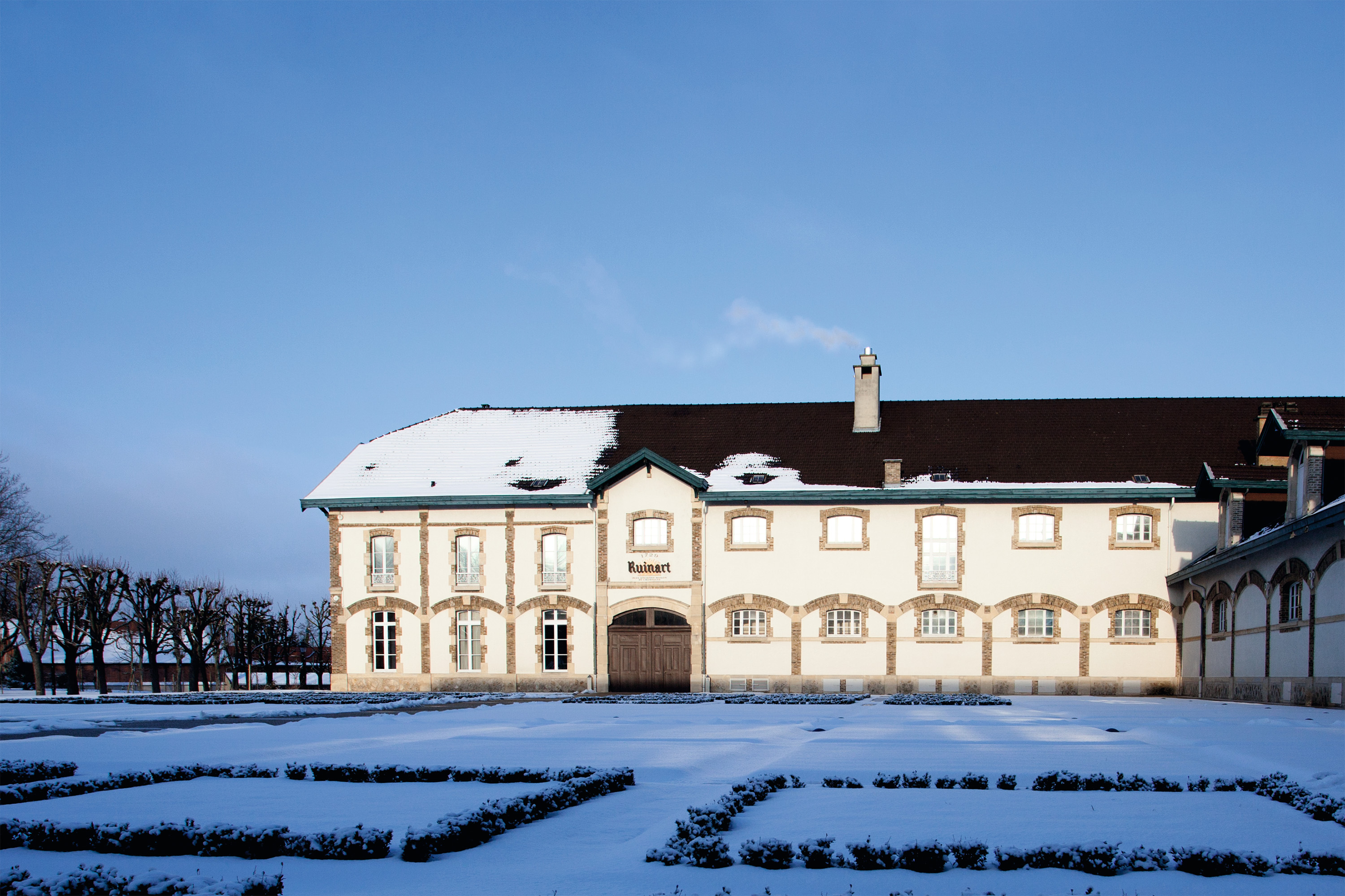 Weingut Gebäude von Ruinart von Außen im Winter mit Schnee bedeckt
